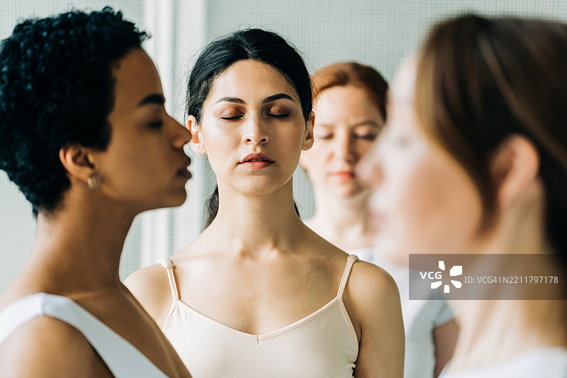 一群美丽女性的多样化肖像。图片素材