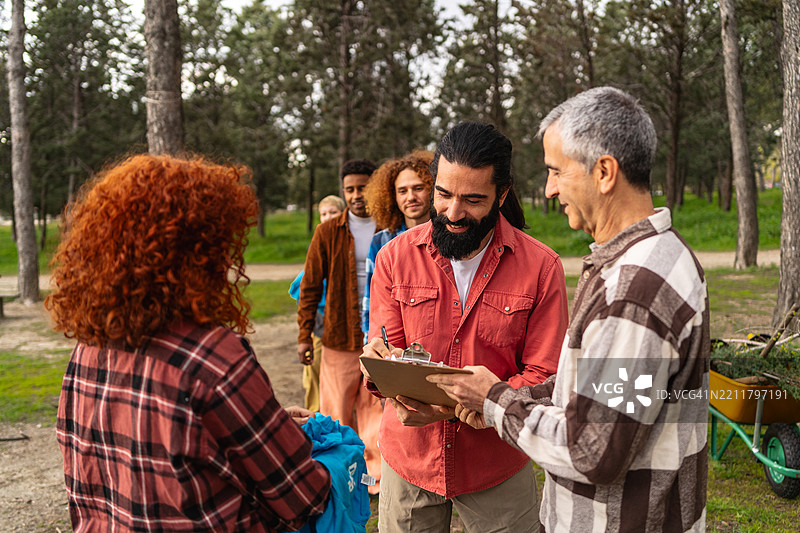 志愿者在当地公园聚集，登记并准备进行生态恢复工作图片素材