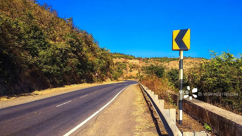 下午时分的高速公路与山脉的风景摄影图片素材