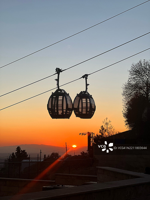 日落时分，伊朗街灯的低角度视图与天空相映成趣图片素材