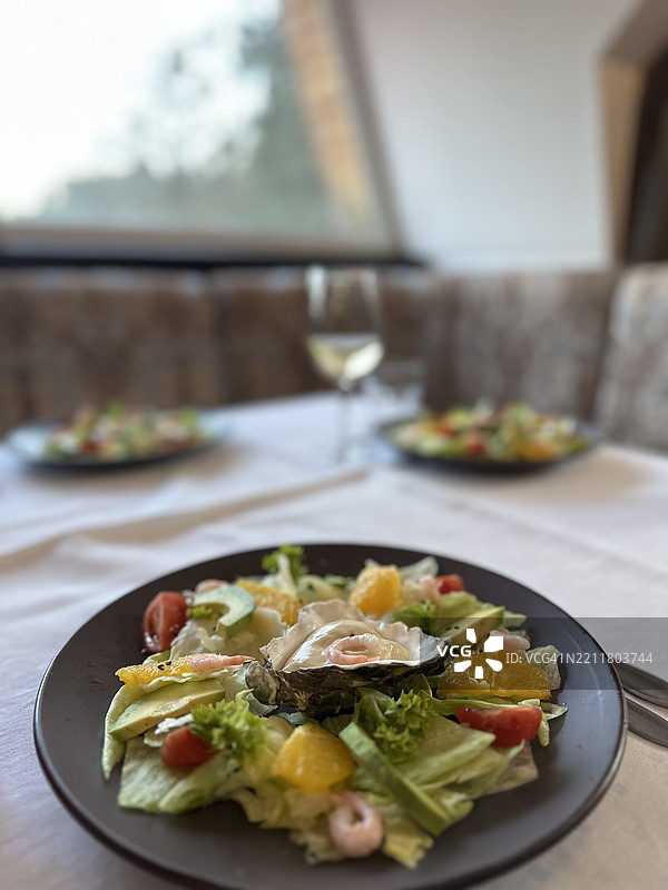 乌克兰餐桌上的盘子里盛着沙拉的特写镜头图片素材
