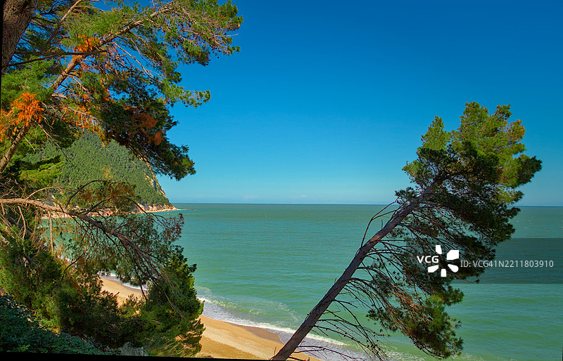 清澈天空下的海洋美景图片素材