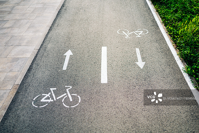 指示方向的自行车道标志在沥青路面上图片素材