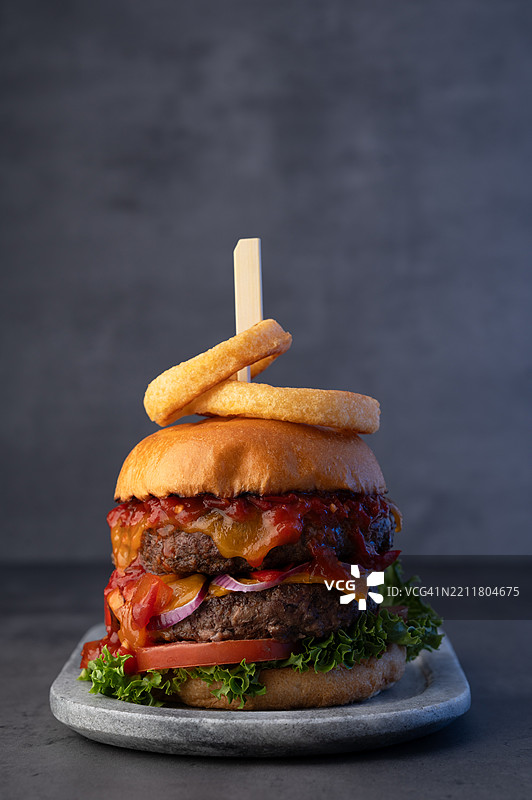 桌子上的汉堡特写图片素材