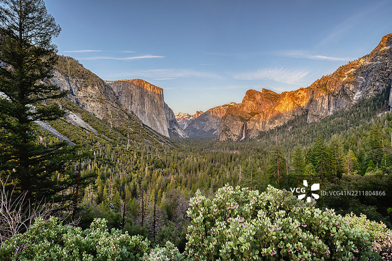 优美的山景与天空，优胜美地国家公园，加利福尼亚州，美国图片素材