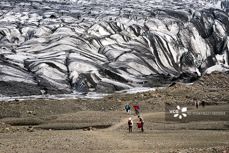 高角度视图下的山上人群图片素材