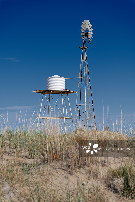 明亮蓝天下的田野美景，莫纳汉斯沙丘州立公园，美国图片素材