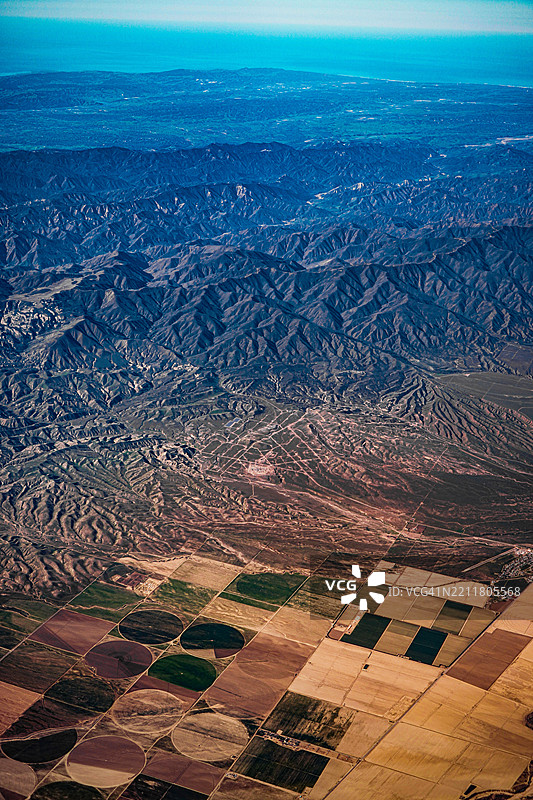 美国西部的农田和山脉图片素材