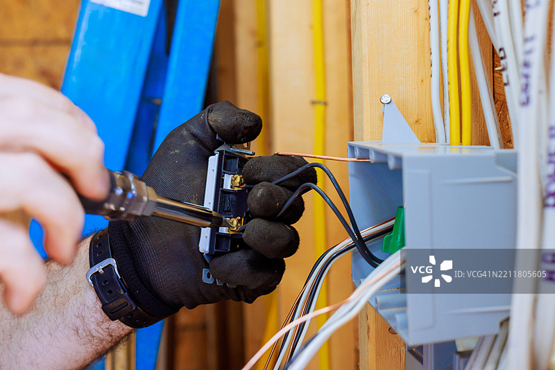 电工在住宅环境中进行布线安装图片素材