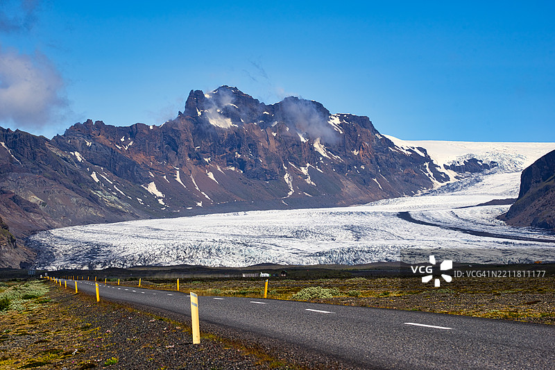 雪山与天空的美丽景色图片素材