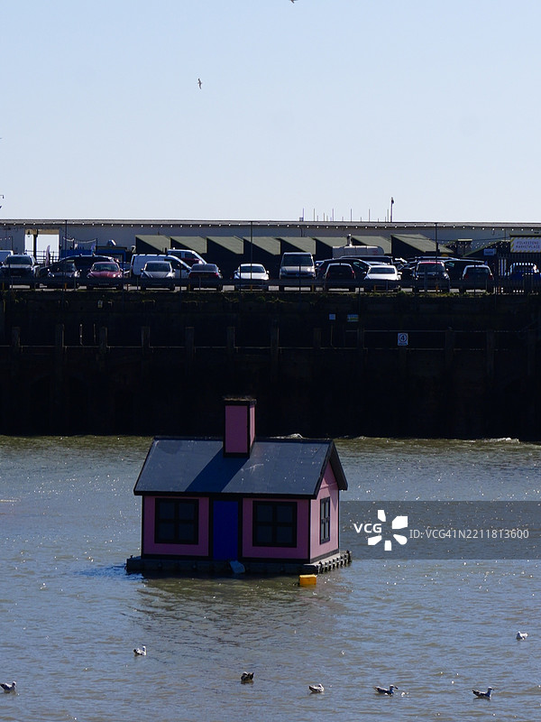 清澈天空下的建筑景观，福克斯通，英国图片素材