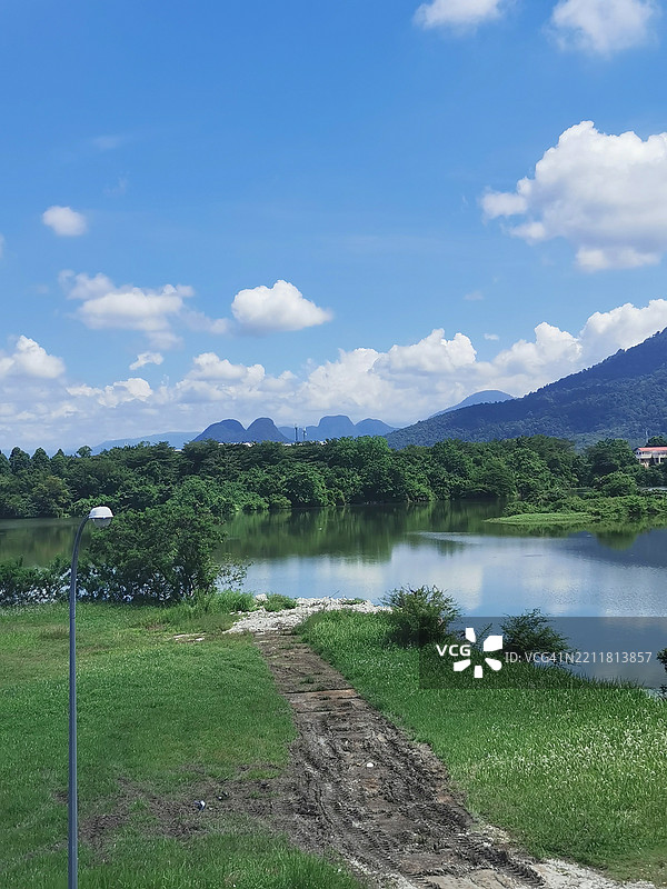 湖泊与天空的美丽景色图片素材