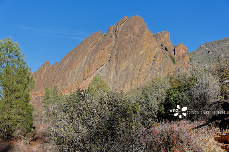 清澈蓝天下的岩石山脉美景，巴尔科尼小径，美国图片素材