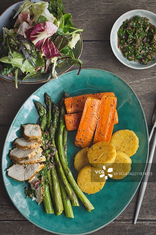 高角度视图的餐盘上的食物放在桌子上图片素材