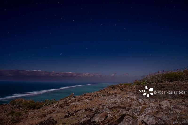 夜晚海洋与天空的美丽景色图片素材