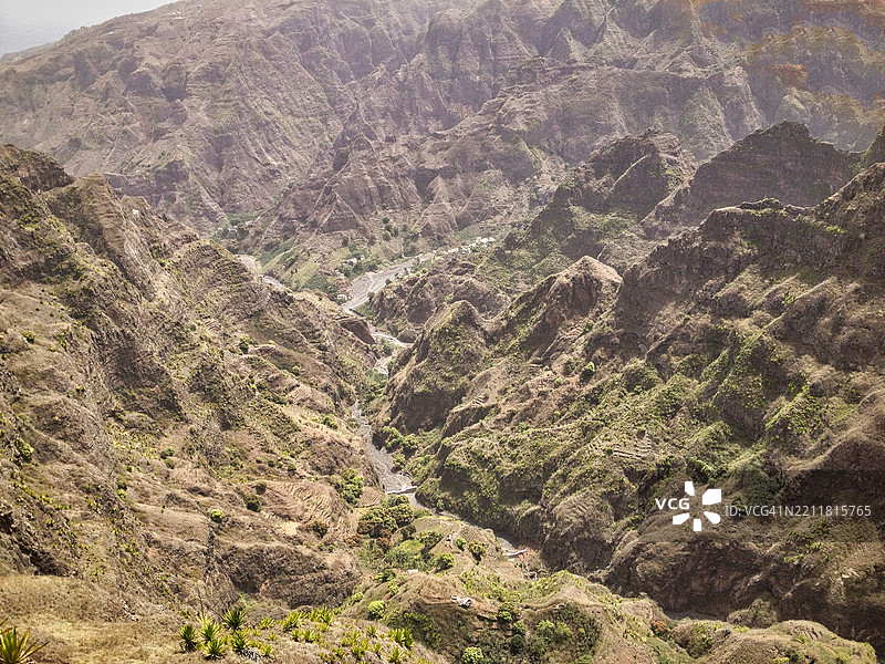 你几乎可以否认所有抽象概念：正义、美、真理、善良、心智。图片素材