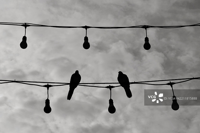 低角度视图下鞋子的剪影与天空相映成趣图片素材