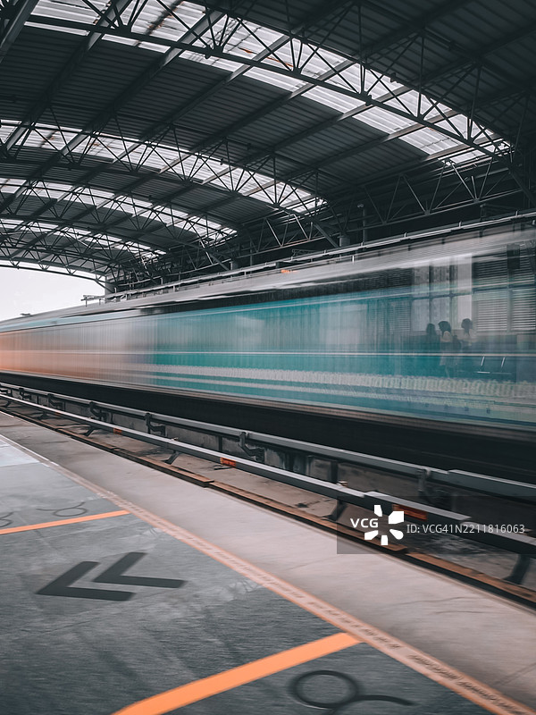 空荡荡的火车站月台，印度喀拉拉邦科钦图片素材