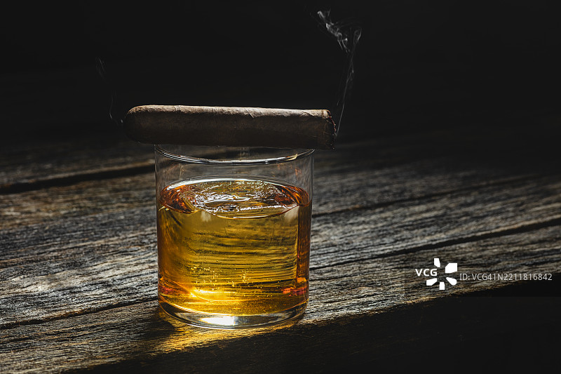 玻璃杯中的波本威士忌，放在旧木桌上，芝加哥，伊利诺伊州，美国图片素材