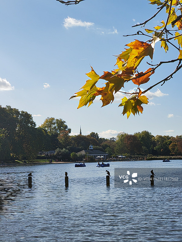 日落时分，湖岸边的人们与天空相映成趣图片素材