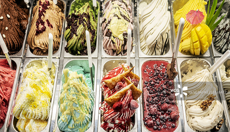 色彩缤纷的手工冰淇淋在展示柜中陈列图片素材