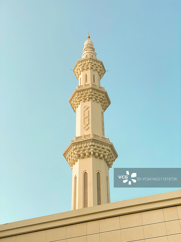 低角度视图的建筑与蓝天，马来西亚森美兰，雪兰莪州图片素材