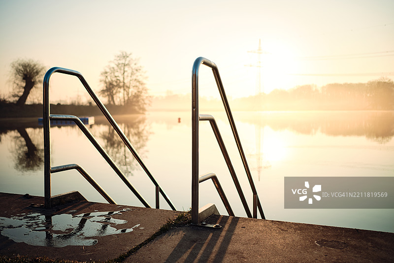 湖边浴场的日出图片素材