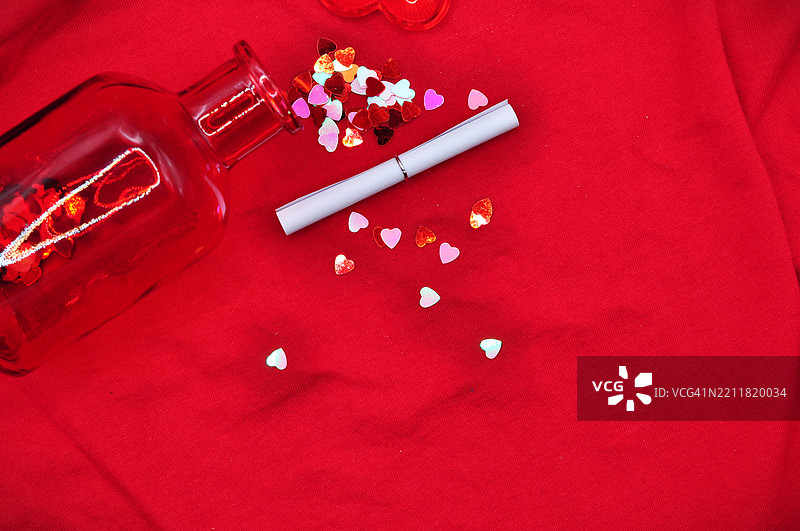 礼品卡背景 - 瓶子与心形彩纸之间的留言图片素材