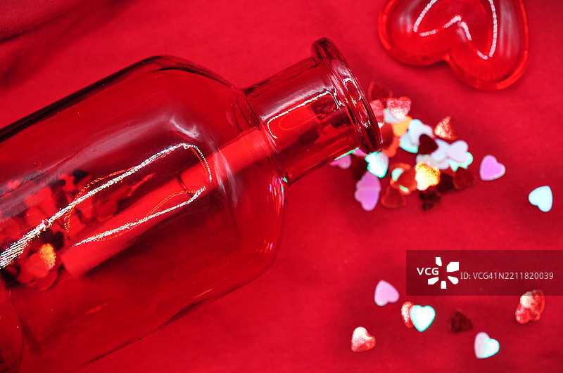 礼品卡背景 - 瓶子与心形彩纸之间的留言图片素材
