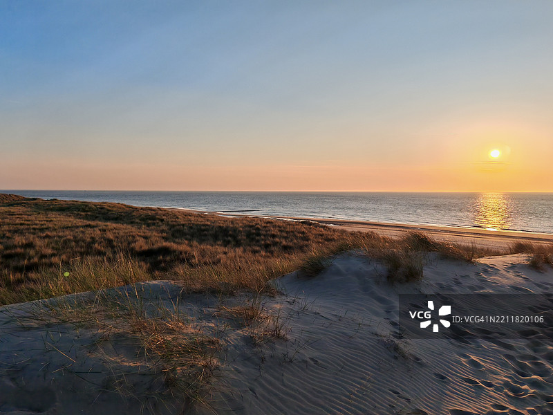 日落时分海洋与天空的美丽景色图片素材