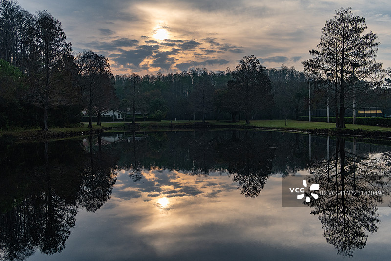 日落时分，佛罗里达州棕榈港的湖泊与天空的美丽景色图片素材