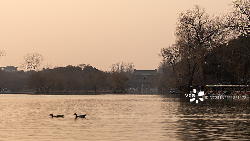 夕阳下的湖泊美景与天空，扬州，江苏，中国图片素材