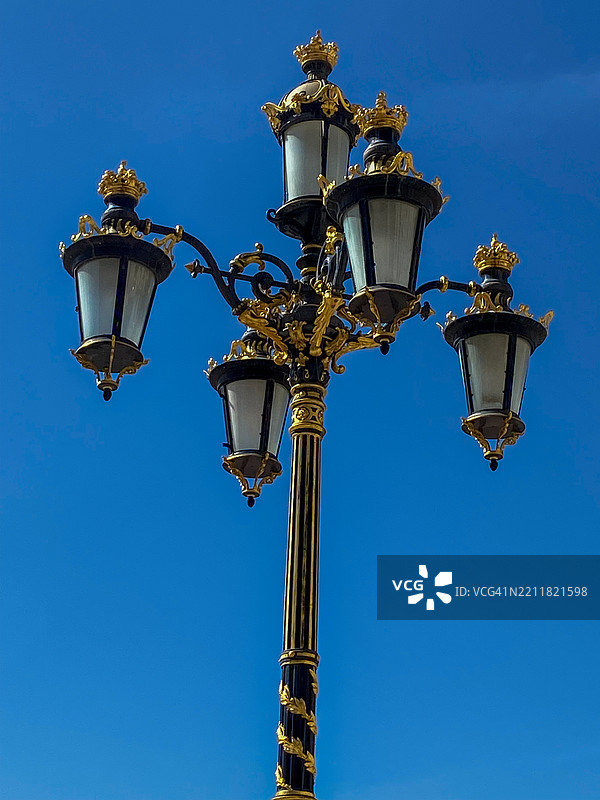 低角度视图的街灯与蓝天，马德里，西班牙图片素材