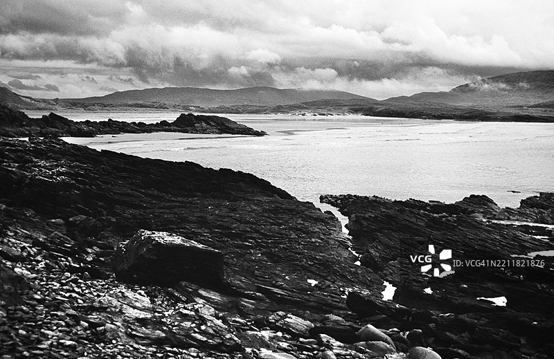 1997年都柏林爱尔兰的特拉莫尔海滩黑白胶卷摄影图片素材