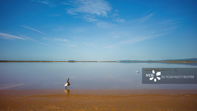 加利福尼亚州阳光谷的湖泊美景与天空相映成趣， 美国图片素材