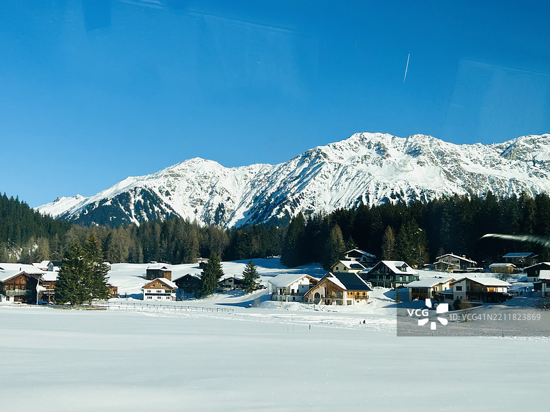 瑞士格劳宾登州美丽村庄的景色图片素材