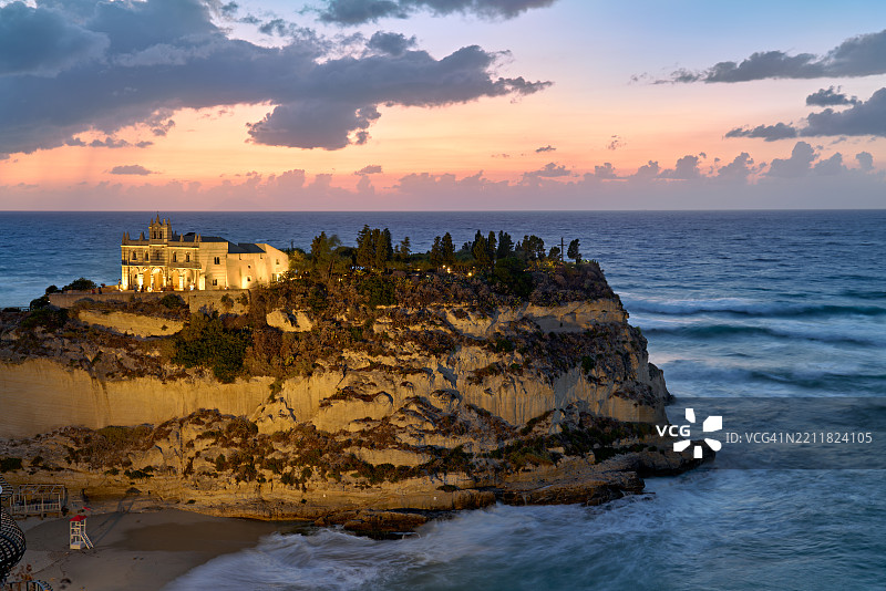 意大利卡拉布里亚特罗佩亚的圣玛丽亚德尔伊索拉修道院黄昏时分图片素材