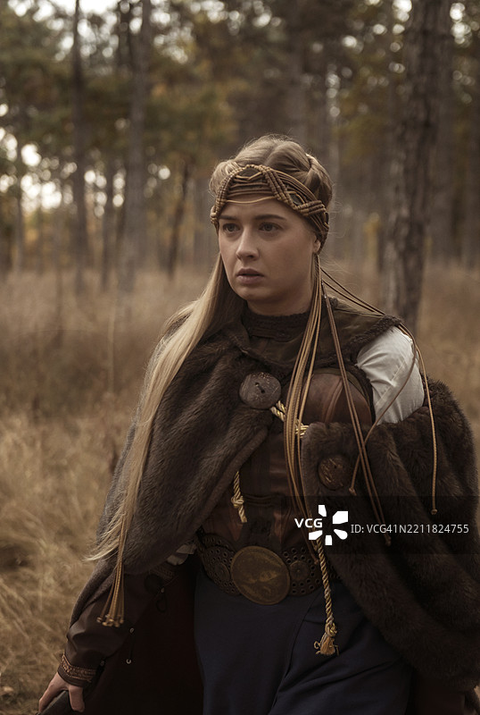 金发女孩穿着历史战士服装的特写镜头图片素材