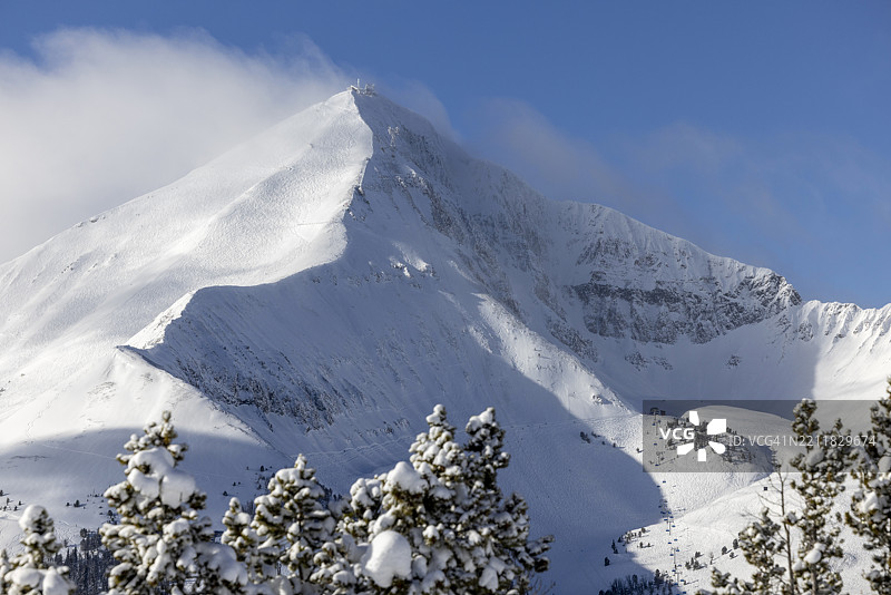 蒙大拿州大天空的孤峰滑雪山。图片素材