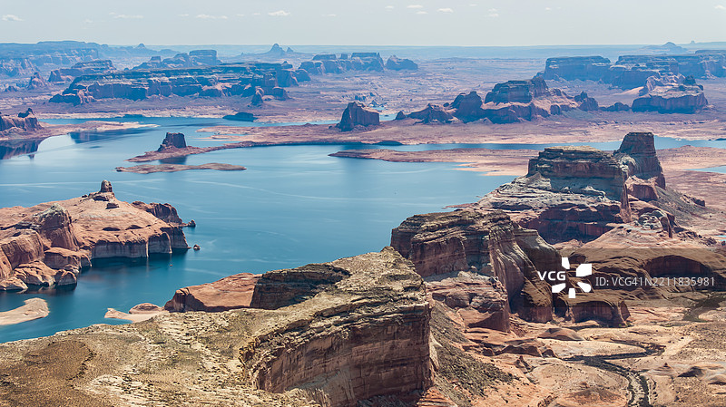 犹他州鲍威尔湖中的沙漠岛屿图片素材