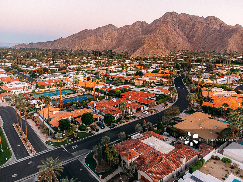 加州棕榈沙漠/印第安泉的豪华住宅与崎岖的圣罗莎山脉图片素材