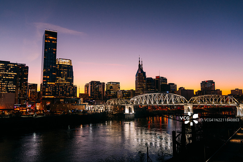 田纳西州纳什维尔市中心天际线，来自坎伯兰河的视角图片素材