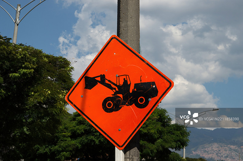 道路/建筑工地标志上的重型机械，显示出一台推土机图片素材