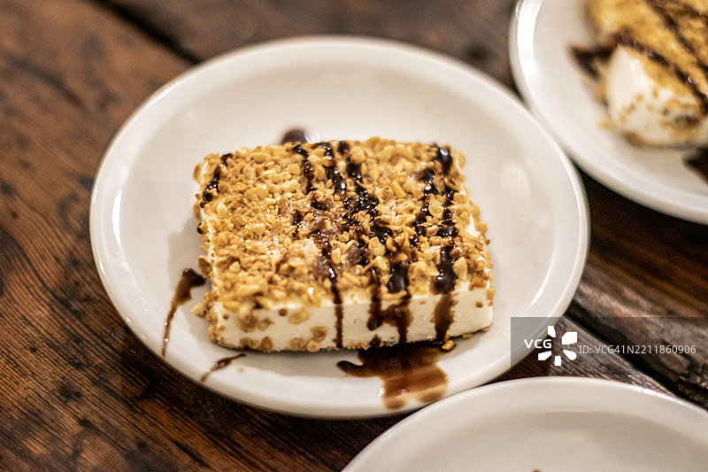 杏仁冰淇淋。裹着巧克力的甜点。阿尔门德拉多。图片素材