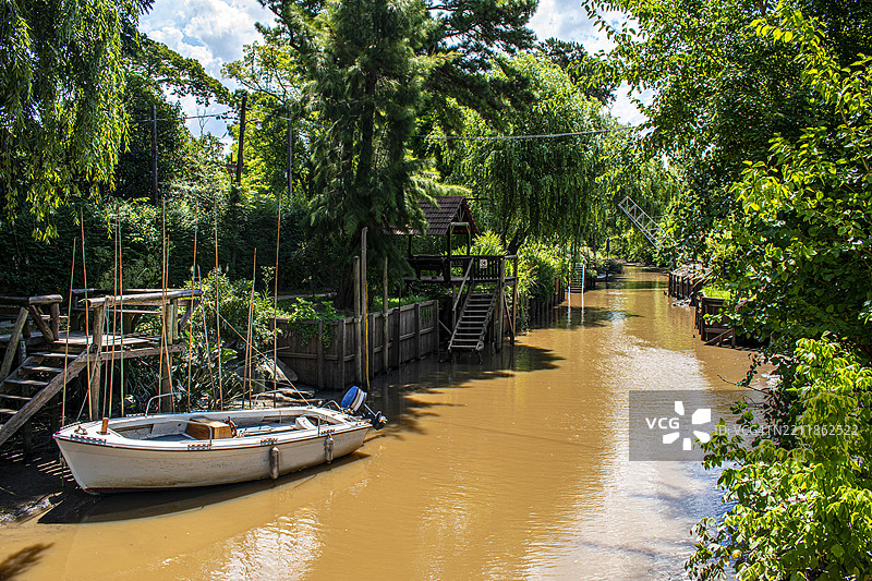 阿根廷布宜诺斯艾利斯的蒂格雷。小溪、船只和自然的全景。图片素材