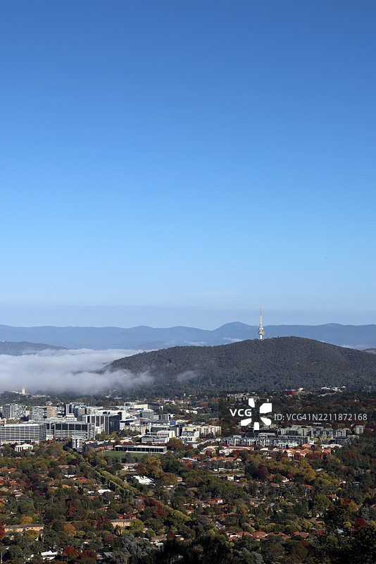 从堪培拉艾因斯利山顶附近俯瞰堪培拉市和黑山，以及其上的通讯塔，澳大利亚首都领地，澳大利亚图片素材