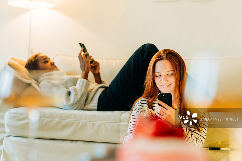 年轻女性朋友们一起分享快乐时光。图片素材