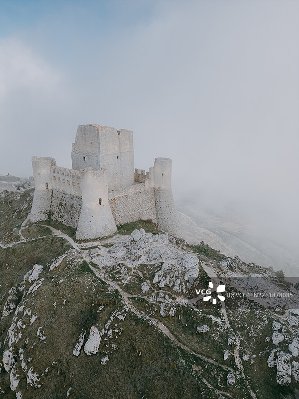 意大利阿布鲁佐的卡拉西奥堡垒山上的古老城堡鸟瞰图图片素材