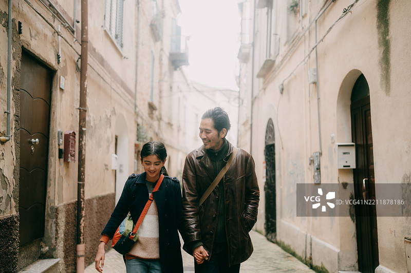 父亲和年轻女儿在意大利阿布鲁佐的基耶蒂老街散步图片素材