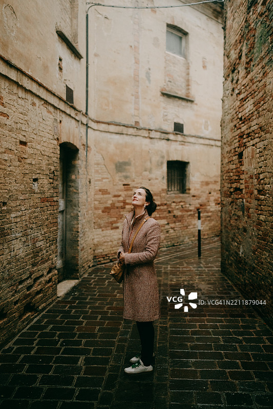 意大利阿布鲁佐的基耶蒂中世纪街道上的女人图片素材
